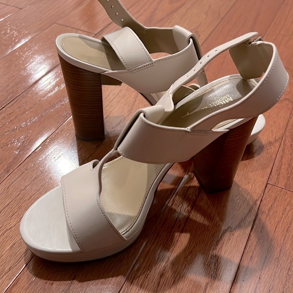 MICHAEL KORS bone cream sandals buckle.